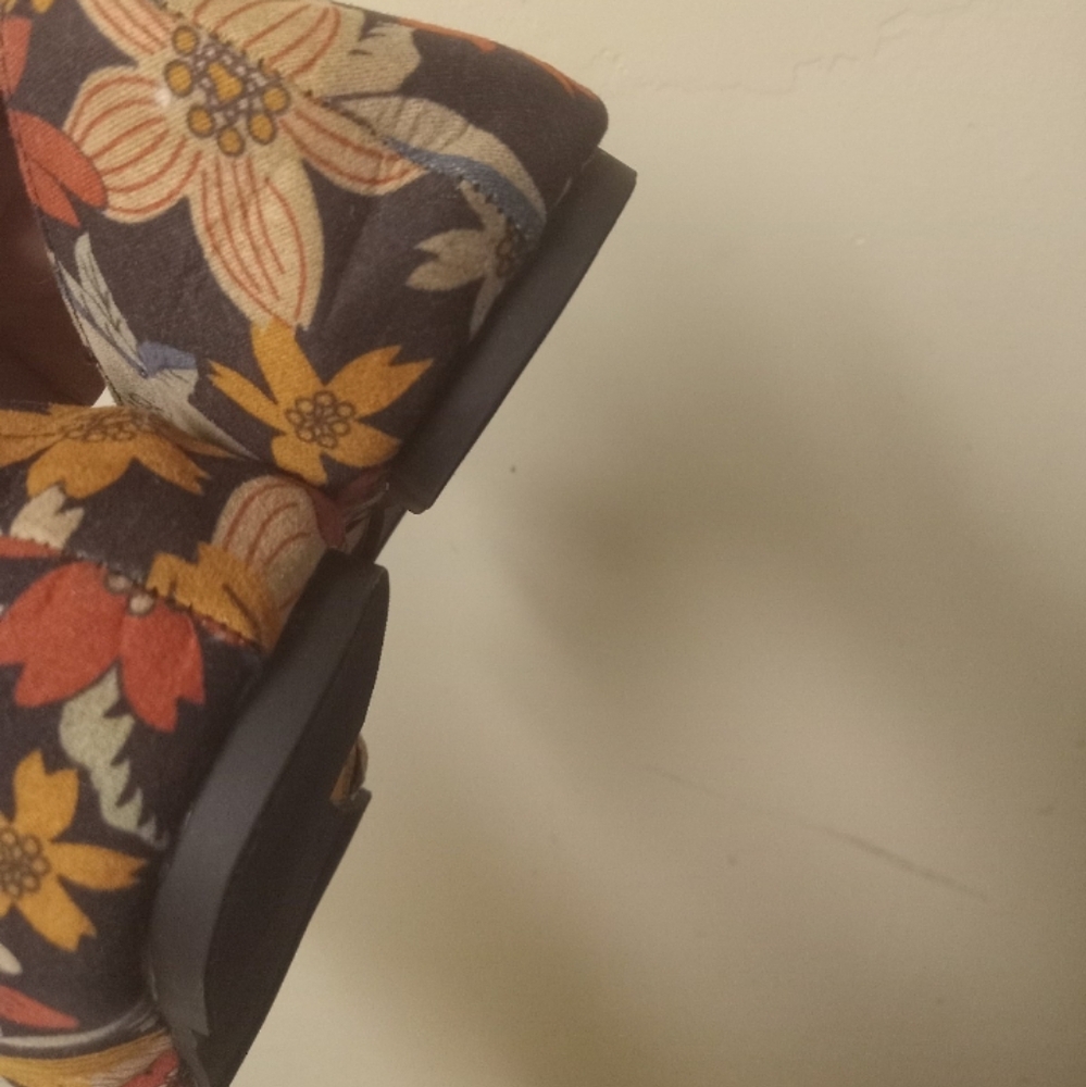 Women's Cute Brown Floral Pointy Toe Chain Flats Size 8 - Picture 9 of 10